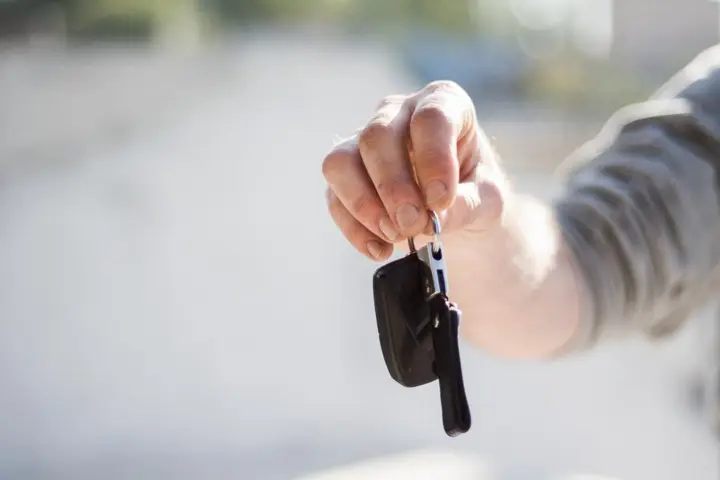 Car keys in hand — Cars & Rent a Car, Lahore